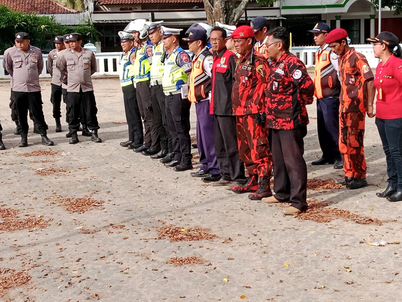 Ormas Pemuda Pancasila Pameungpeuk Bantu Forkopincam Giat Pengamanan Lalin Jelang Tahun Baru