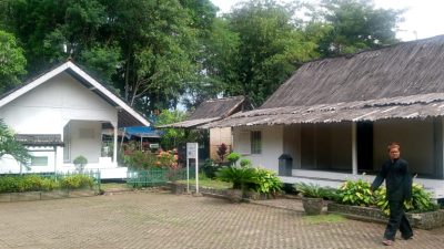 Baksos Dharma Wanita Persatuan BPK Wilayah IX Jawa Barat Disambut Upacara Adat Siraman Air Tujuh Sumur