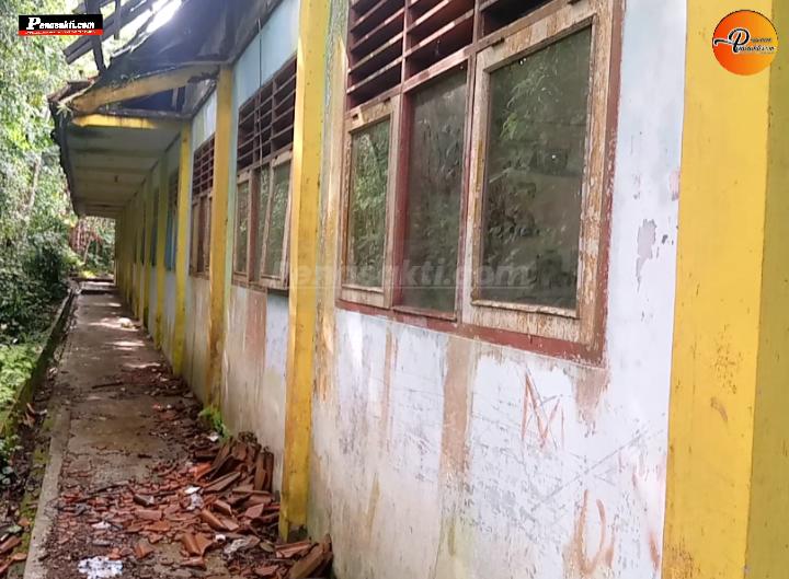 Pungutan Seremonial Ditengah Runtuhnya Atap Gedung SMP Negeri 3 Cigalontang Jadi Sorotan