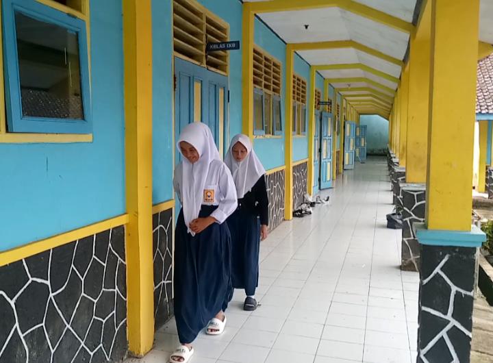 Pungutan Seremonial Ditengah Runtuhnya Atap Gedung SMP Negeri 3 Cigalontang Jadi Sorotan