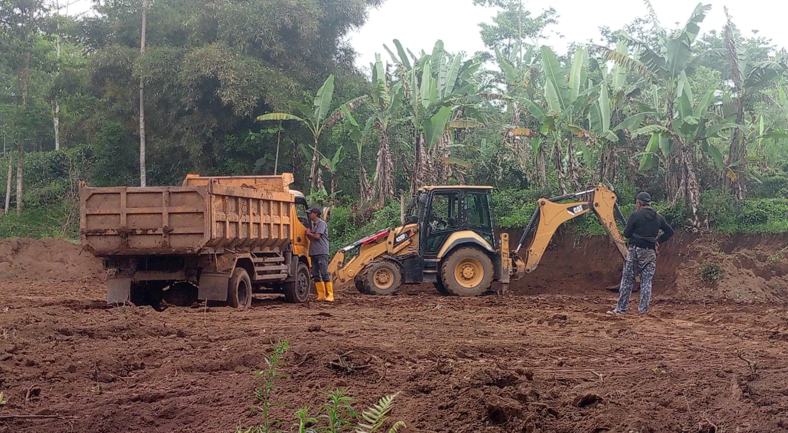 Kernet Alat Berat PUPR Garut Operasikan Ekskavator di Bawah SUTET untuk Lahan Kandang Ayam