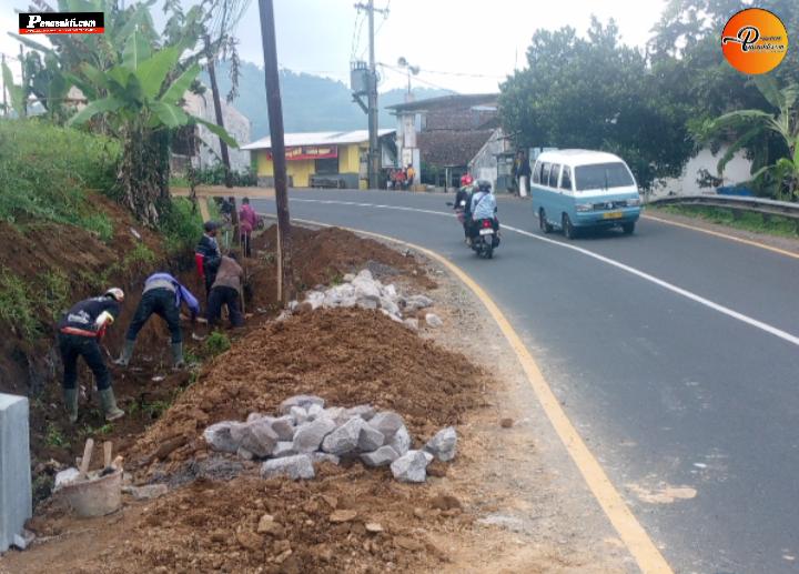 ‎Sisi Gelap Proyek Pembangunan TPT Milik Pemerintah Kabupaten Garut di Kecamatan Cilawu
