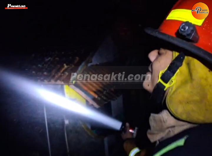 Di Tengah Gema Takbir, Petugas Damkar Garut Berjuang Jinakkan Api di Banyuresmi