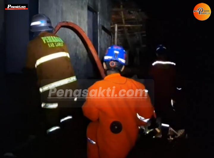 Di Tengah Gema Takbir, Petugas Damkar Garut Berjuang Jinakkan Api di Banyuresmi