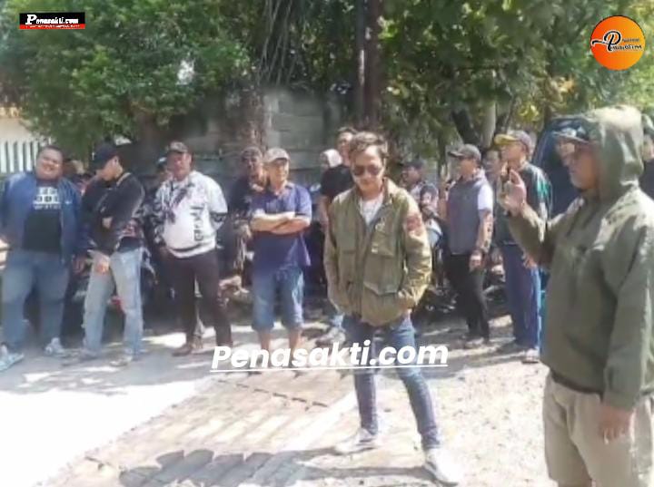 Abaikan Izin Lingkungan, Puluhan Warga Dayeuhkolot Pasang Badan Geruduk Pergudangan Wisma Bersama Ormas Sunda Wani ‎ ‎